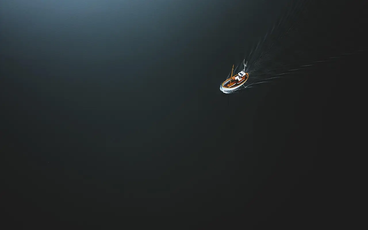 Lille båd på stille vand